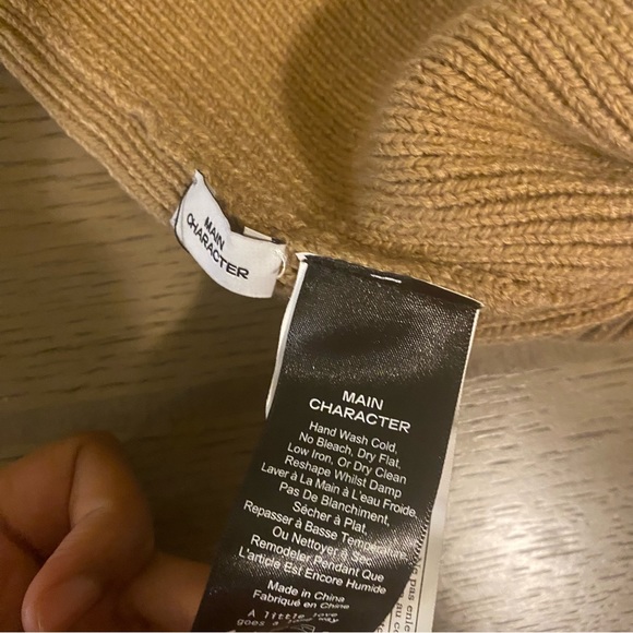 COPY - Aritzia Main Character Brown Women's Bubble Knit Pom Pom Beanie - Picture 4 of 4